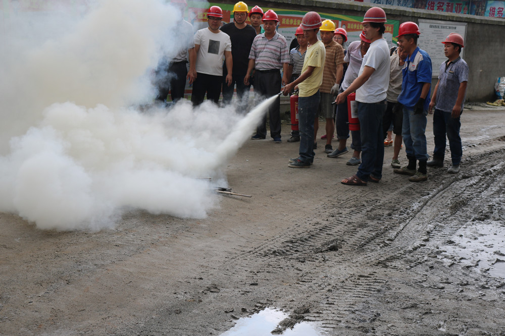 福建易順建筑工程有限公司“東升商城”工程2017年度《安全生產(chǎn)月》消防、救援應(yīng)急演練