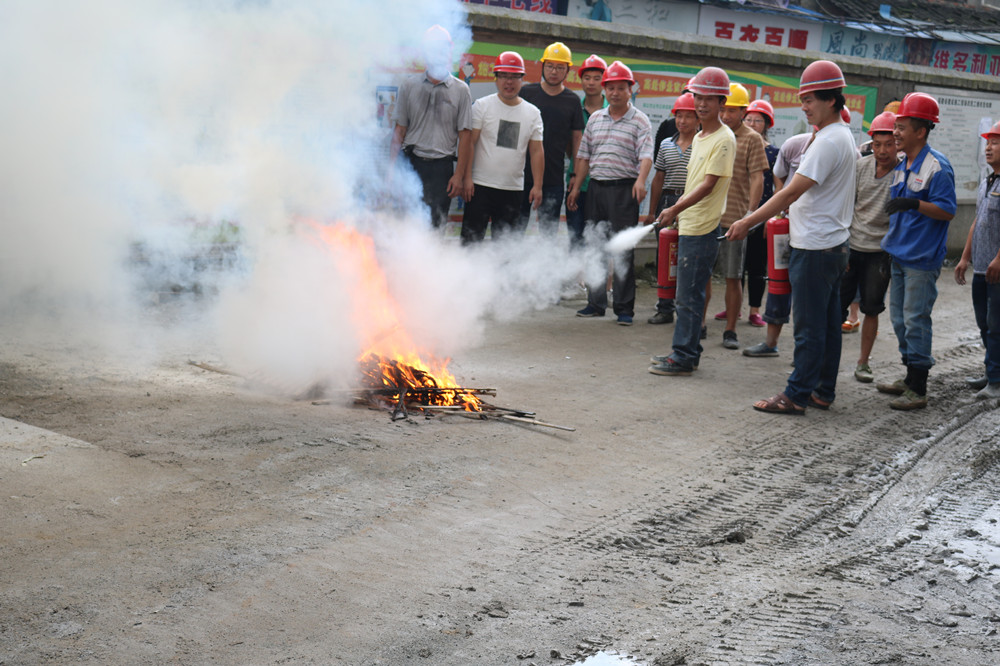 福建易順建筑工程有限公司“東升商城”工程2017年度《安全生產(chǎn)月》消防、救援應(yīng)急演練