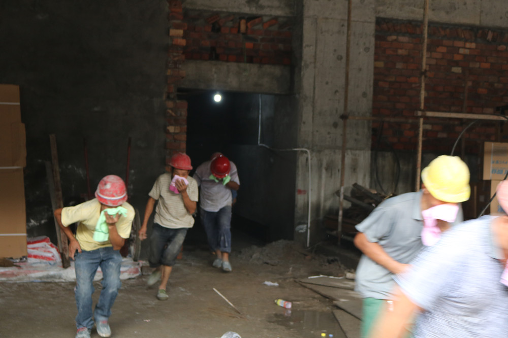 福建易順建筑工程有限公司“東升商城”工程2017年度《安全生產(chǎn)月》消防、救援應(yīng)急演練