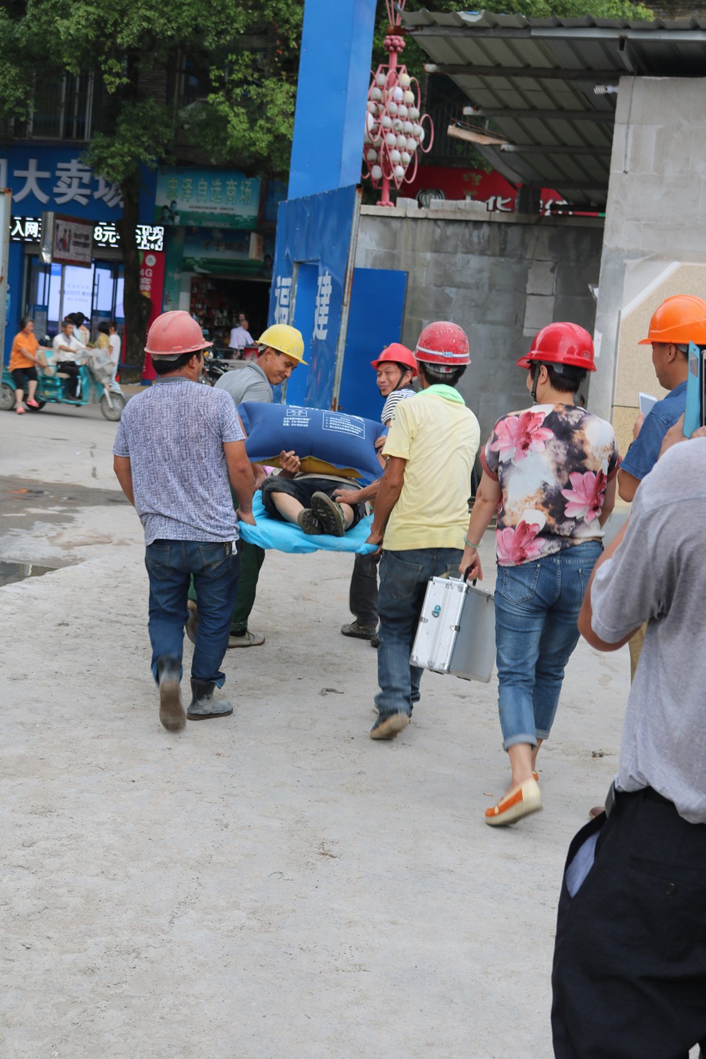 福建易順建筑工程有限公司“東升商城”工程2017年度《安全生產(chǎn)月》消防、救援應(yīng)急演練