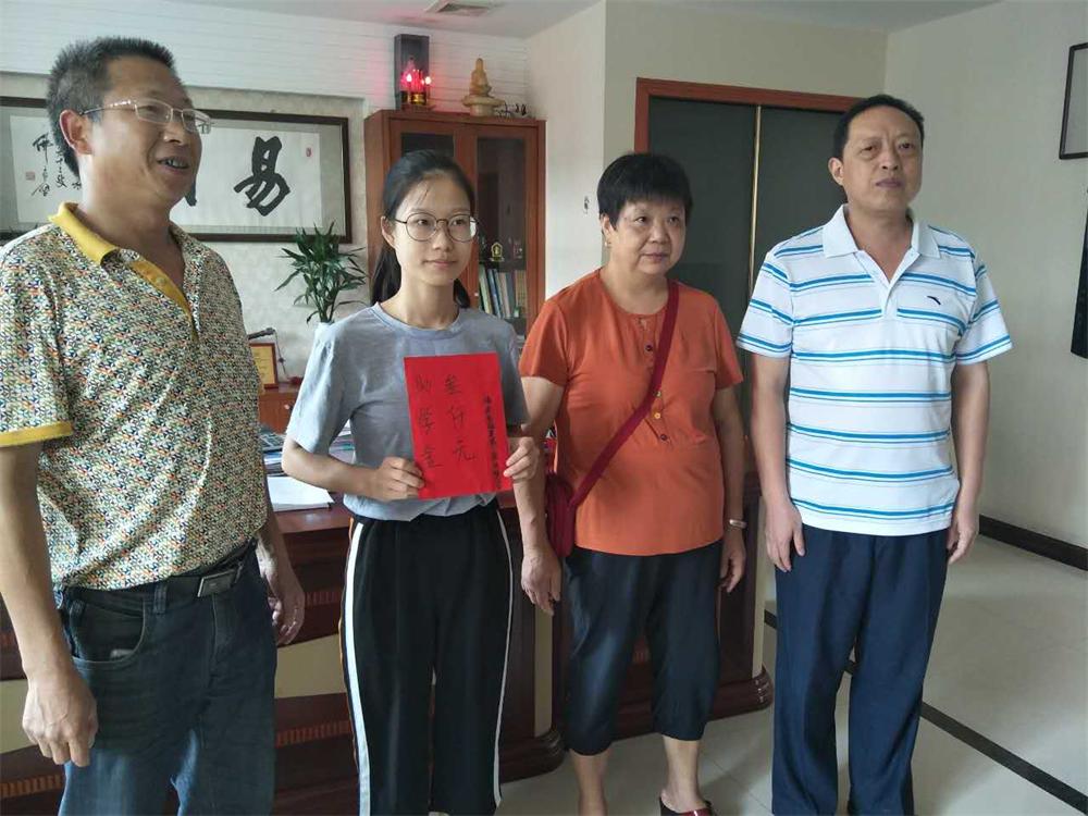 福建易順建筑工程有限公司2017年第一屆：“金秋助學(xué)，學(xué)子圓夢，誠信你我，感恩社會”