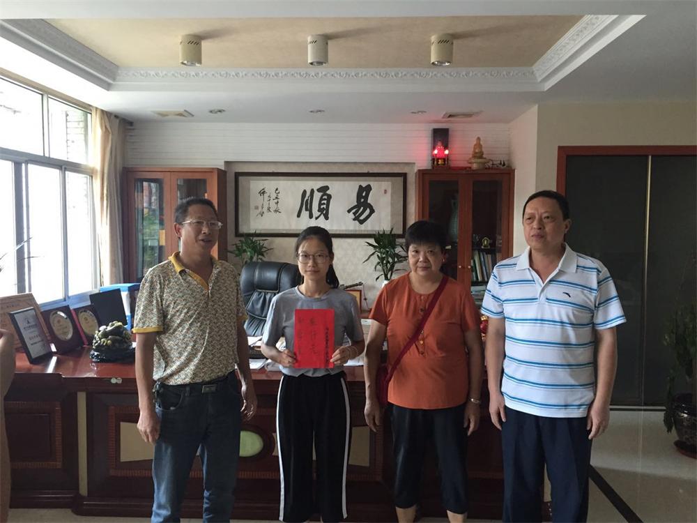 福建易順建筑工程有限公司2017年第一屆：“金秋助學(xué)，學(xué)子圓夢，誠信你我，感恩社會”