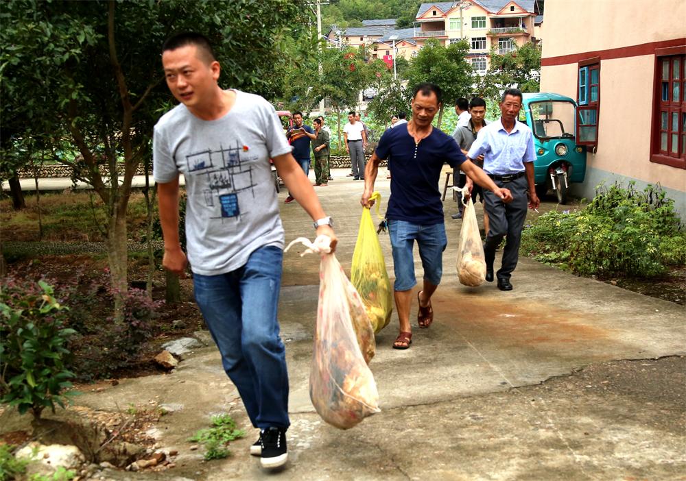 福建易順建筑工程有限公司“互動(dòng)聯(lián)動(dòng)、掛鉤幫扶”招沙甲村貧困戶捐贈(zèng)儀式