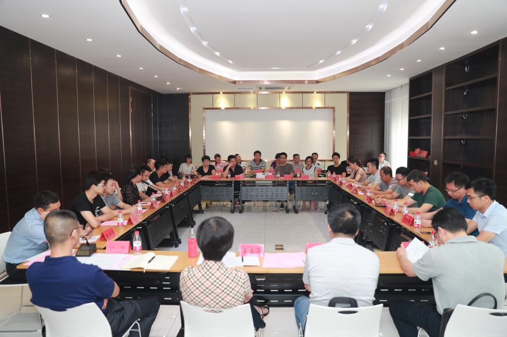 由（縣委常委、政法委書(shū)記）官雄主持、黃美萍（縣委書(shū)記）蘇建旗（縣長(zhǎng)）參加“村企結(jié)對(duì)、真情幫扶”簽約授牌儀式、