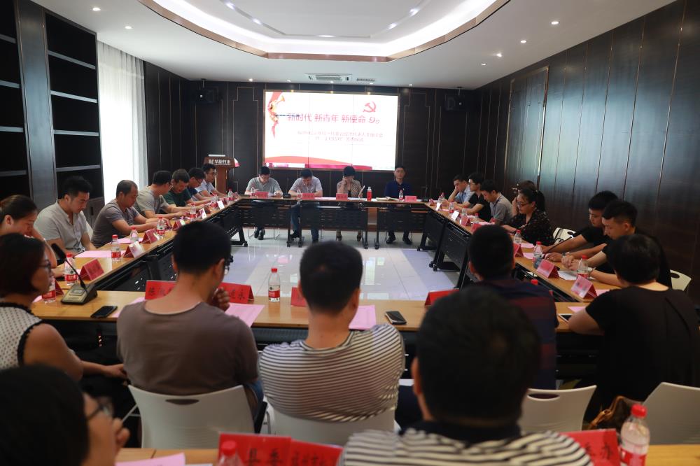 由（縣委常委、政法委書(shū)記）官雄主持、黃美萍（縣委書(shū)記）蘇建旗（縣長(zhǎng)）參加“村企結(jié)對(duì)、真情幫扶”簽約授牌儀式、