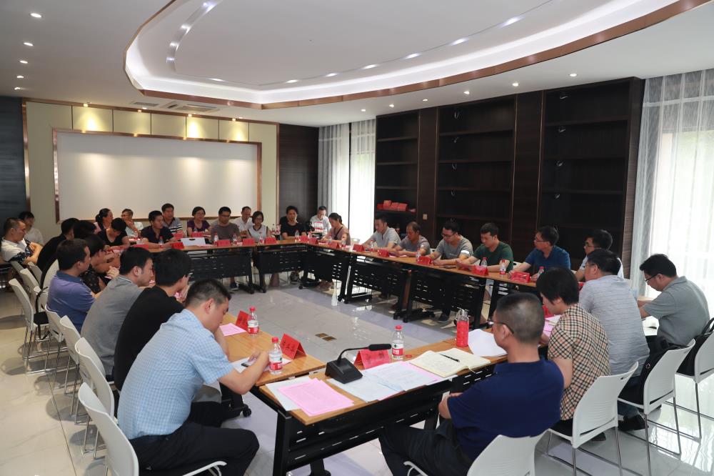 由（縣委常委、政法委書(shū)記）官雄主持、黃美萍（縣委書(shū)記）蘇建旗（縣長(zhǎng)）參加“村企結(jié)對(duì)、真情幫扶”簽約授牌儀式、