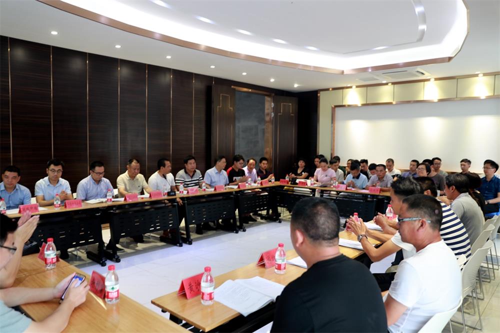 由（縣委常委、政法委書(shū)記）官雄主持、黃美萍（縣委書(shū)記）蘇建旗（縣長(zhǎng)）參加“村企結(jié)對(duì)、真情幫扶”簽約授牌儀式、