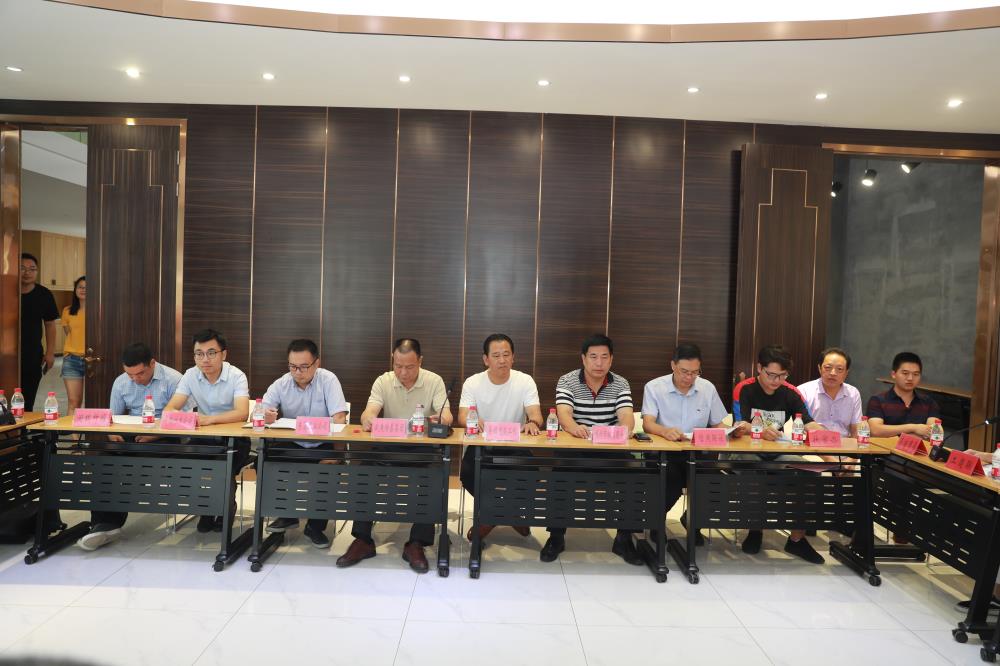 由（縣委常委、政法委書(shū)記）官雄主持、黃美萍（縣委書(shū)記）蘇建旗（縣長(zhǎng)）參加“村企結(jié)對(duì)、真情幫扶”簽約授牌儀式、