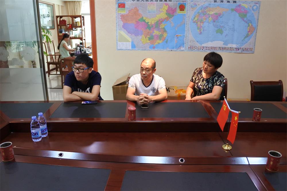 知識改變?nèi)说拿\(yùn)，公司職工子女考上大學(xué) 單位頒發(fā)助學(xué)金