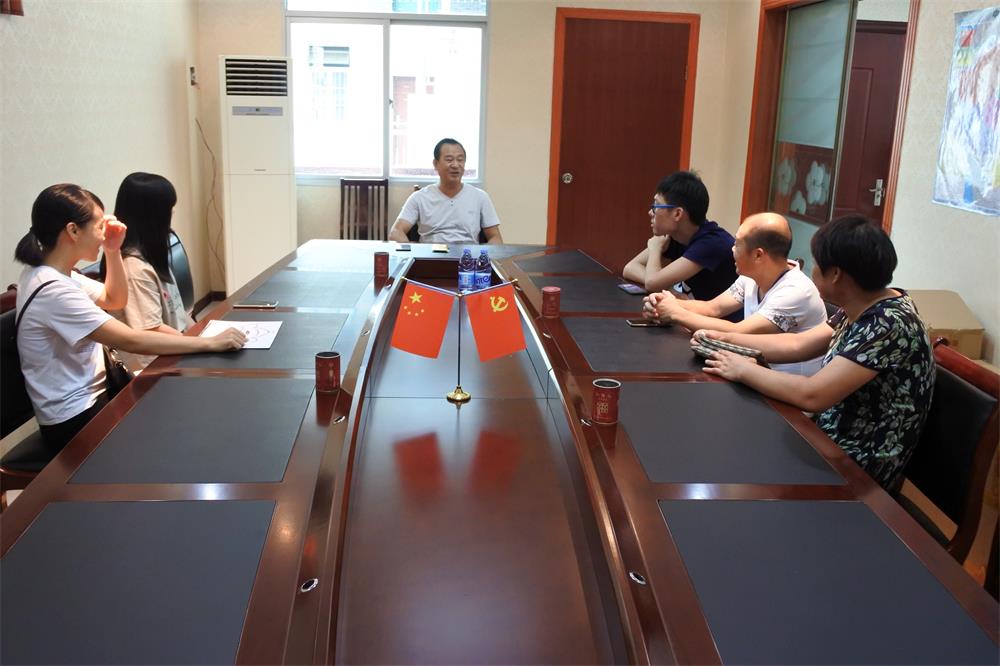 知識改變?nèi)说拿\(yùn)，公司職工子女考上大學(xué) 單位頒發(fā)助學(xué)金