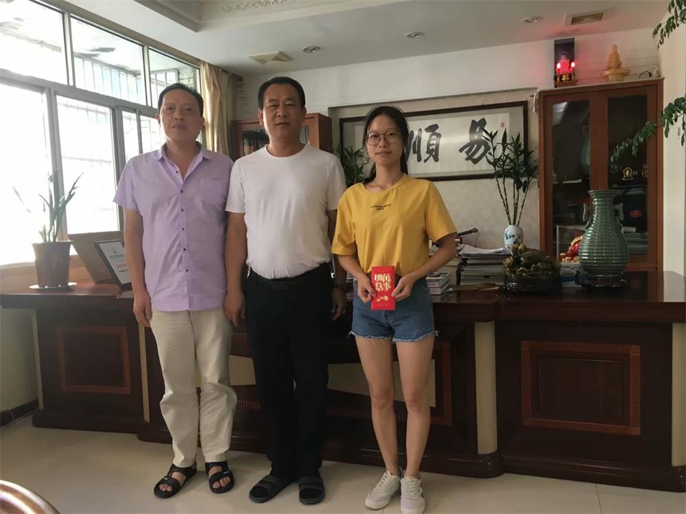 知識改變?nèi)说拿\(yùn)，公司職工子女考上大學(xué) 單位頒發(fā)助學(xué)金