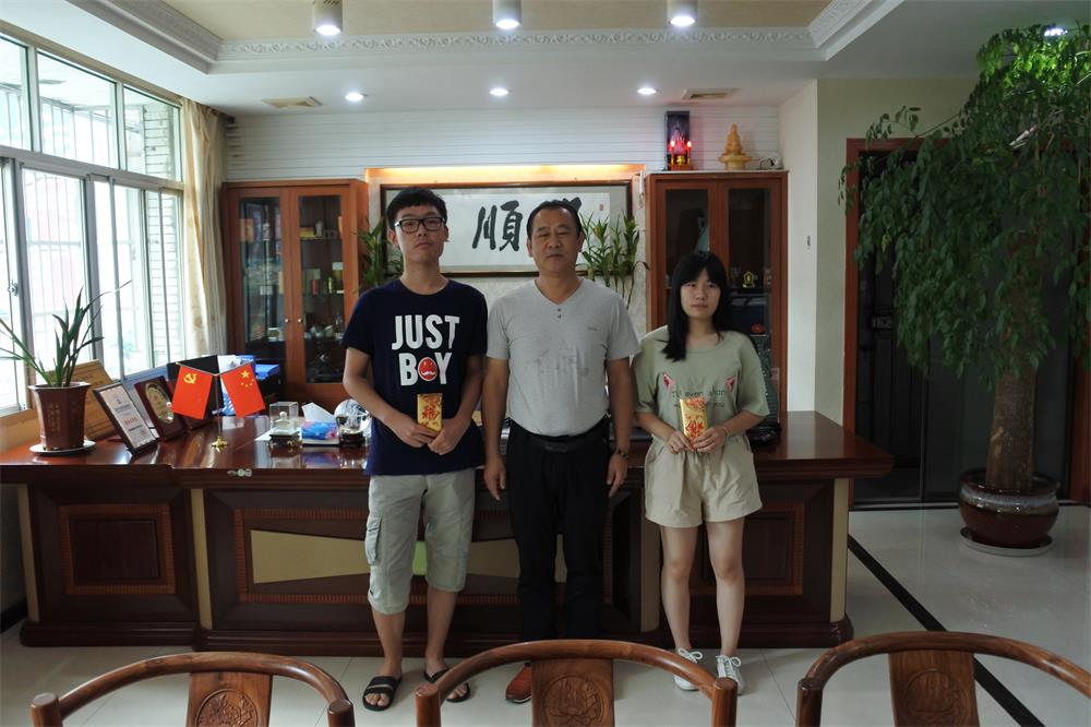 知識改變?nèi)说拿\(yùn)，公司職工子女考上大學(xué) 單位頒發(fā)助學(xué)金