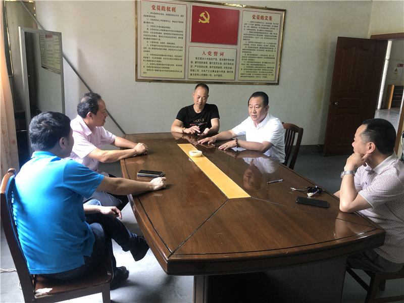 縣企聯(lián)會常務副會長、秘書長、松源商會會長李易順帶隊走訪企業(yè)