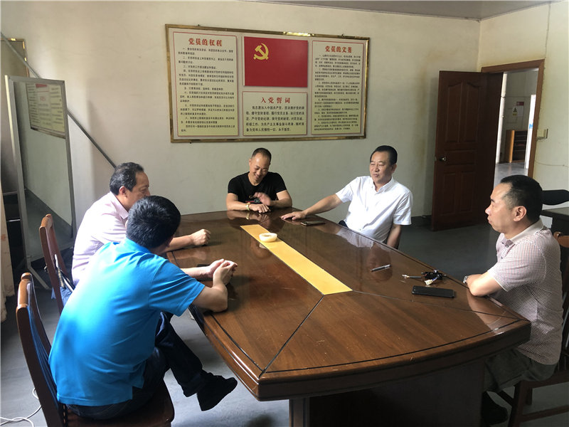 縣企聯(lián)會常務副會長、秘書長、松源商會會長李易順帶隊走訪企業(yè)