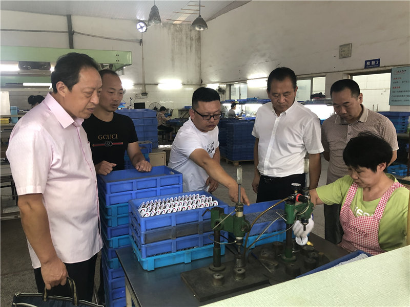 縣企聯(lián)會常務副會長、秘書長、松源商會會長李易順帶隊走訪企業(yè)