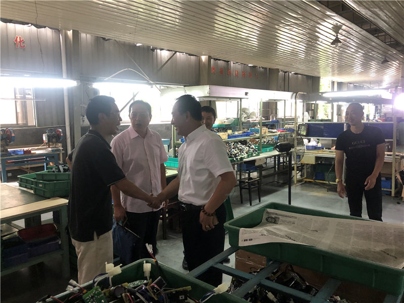 縣企聯(lián)會常務副會長、秘書長、松源商會會長李易順帶隊走訪企業(yè)