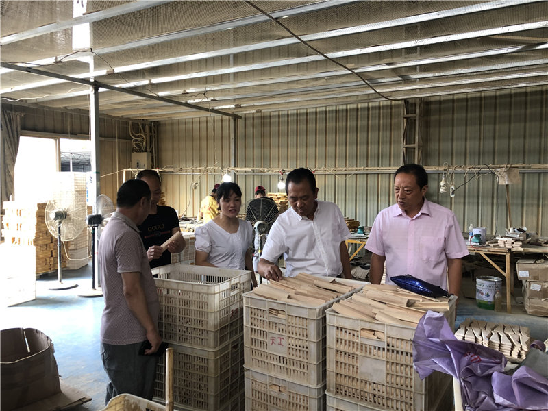 縣企聯(lián)會常務副會長、秘書長、松源商會會長李易順帶隊走訪企業(yè)