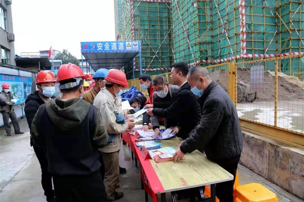 工農(nóng)路農(nóng)貿(mào)市場及安置房綜合體項目部攜手松溪縣總工會、司法局聯(lián)合開展農(nóng)民工公益法律服務行動