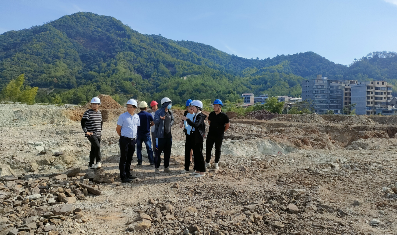 葉蕓書記和胡軍副縣長(zhǎng)到松溪縣標(biāo)準(zhǔn)化廠房項(xiàng)目視察施工現(xiàn)場(chǎng)進(jìn)度情況