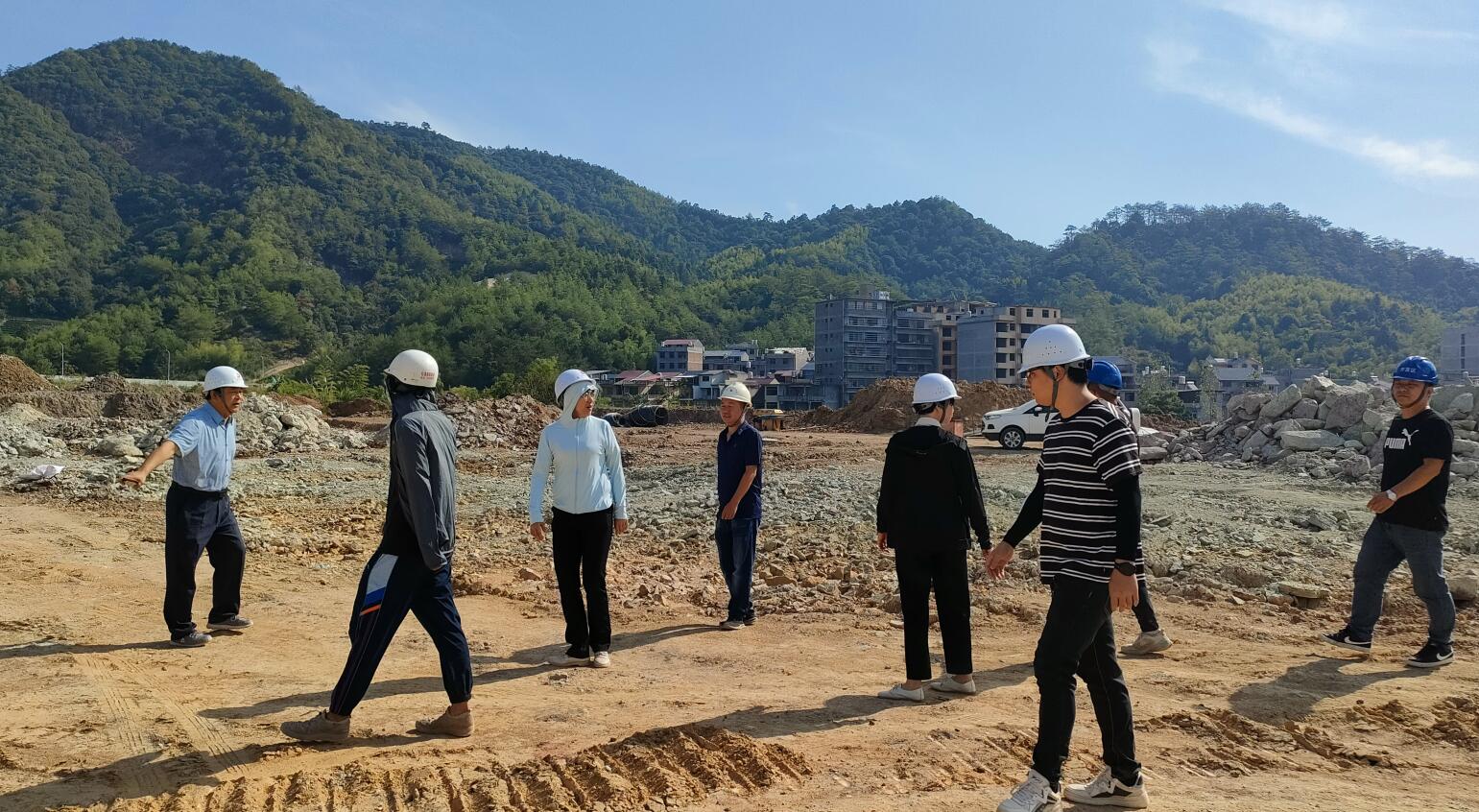 葉蕓書記和胡軍副縣長(zhǎng)到松溪縣標(biāo)準(zhǔn)化廠房項(xiàng)目視察施工現(xiàn)場(chǎng)進(jìn)度情況