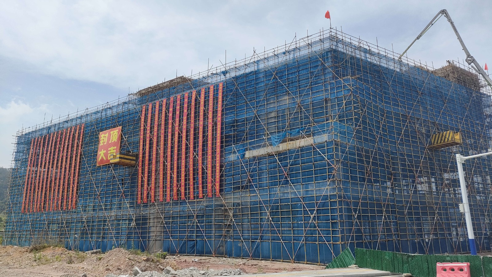 易順建工集團有限公司承建的熹茗白茶加工及產(chǎn)業(yè)技術(shù)基地建設(shè)項目一期工程順利封頂!