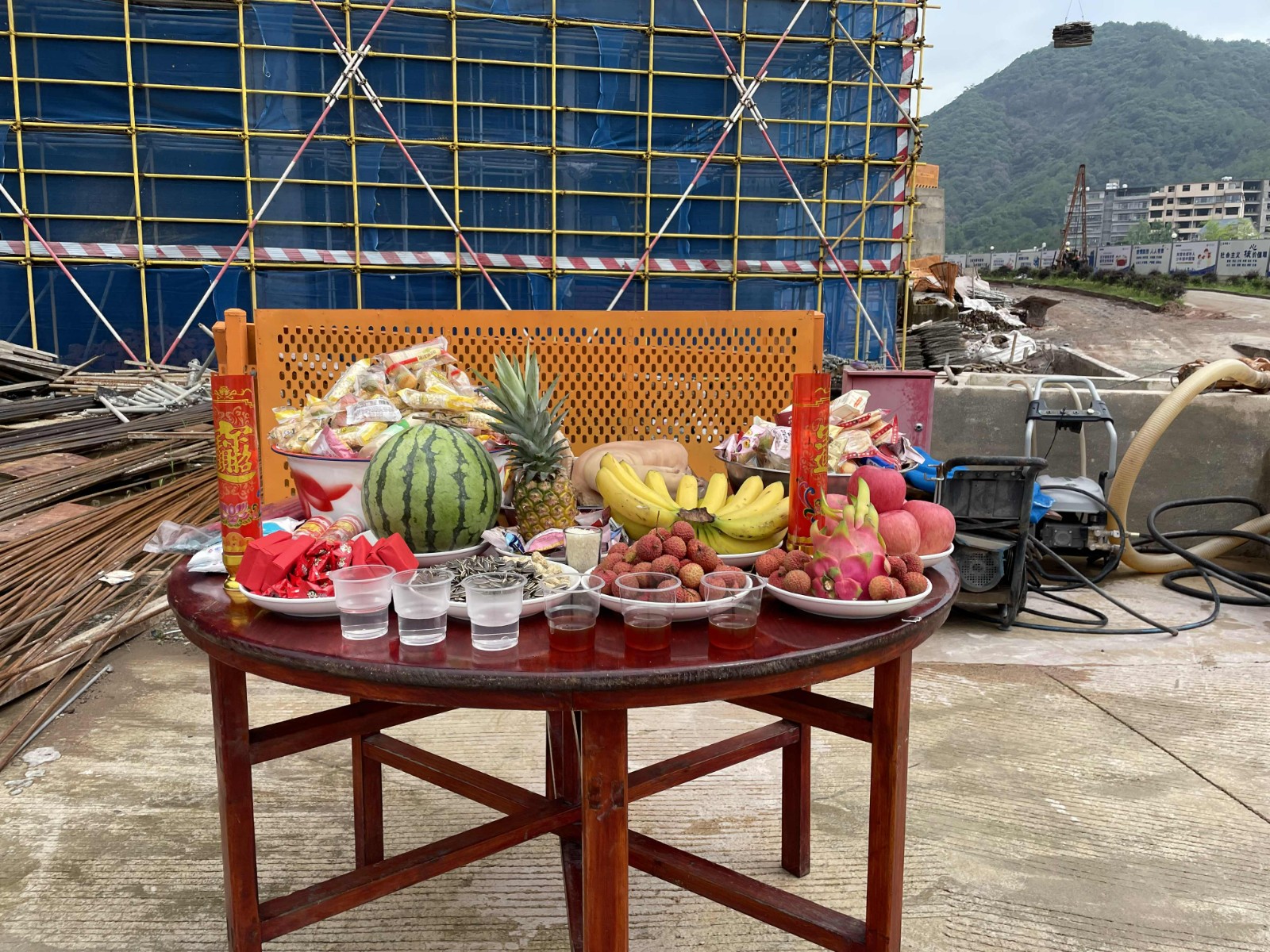 易順建工集團有限公司承建的福建松溪經(jīng)濟開發(fā)區(qū)東園新型紡織專業(yè)園標準化廠房項目一期工程順利封頂!