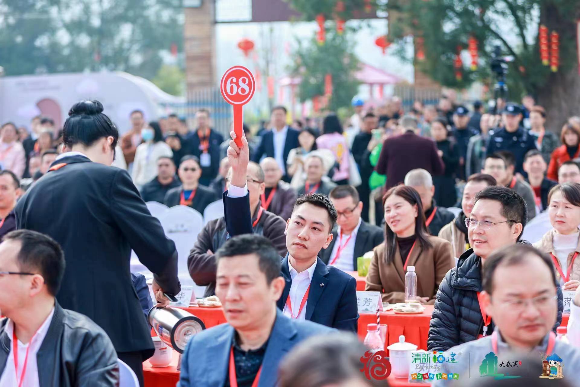 易順建工集團總經理李晉恒以高價斬獲“糖王”桂冠,助力萬前村貧困村民