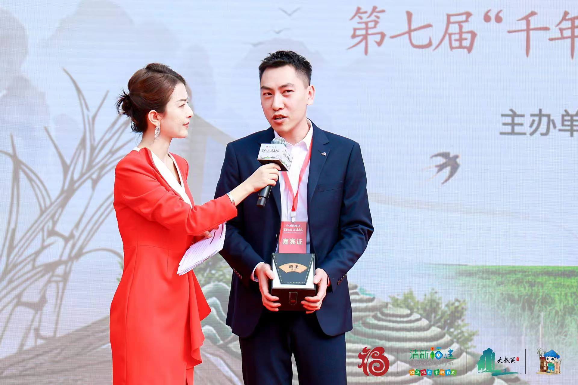 易順建工集團總經理李晉恒以高價斬獲“糖王”桂冠,助力萬前村貧困村民