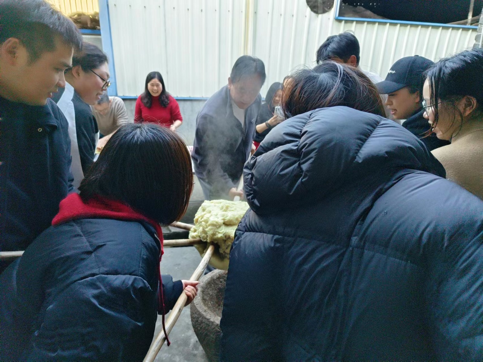 易順建工集團(tuán):體驗(yàn)黃粿制作,傳承傳統(tǒng)文化