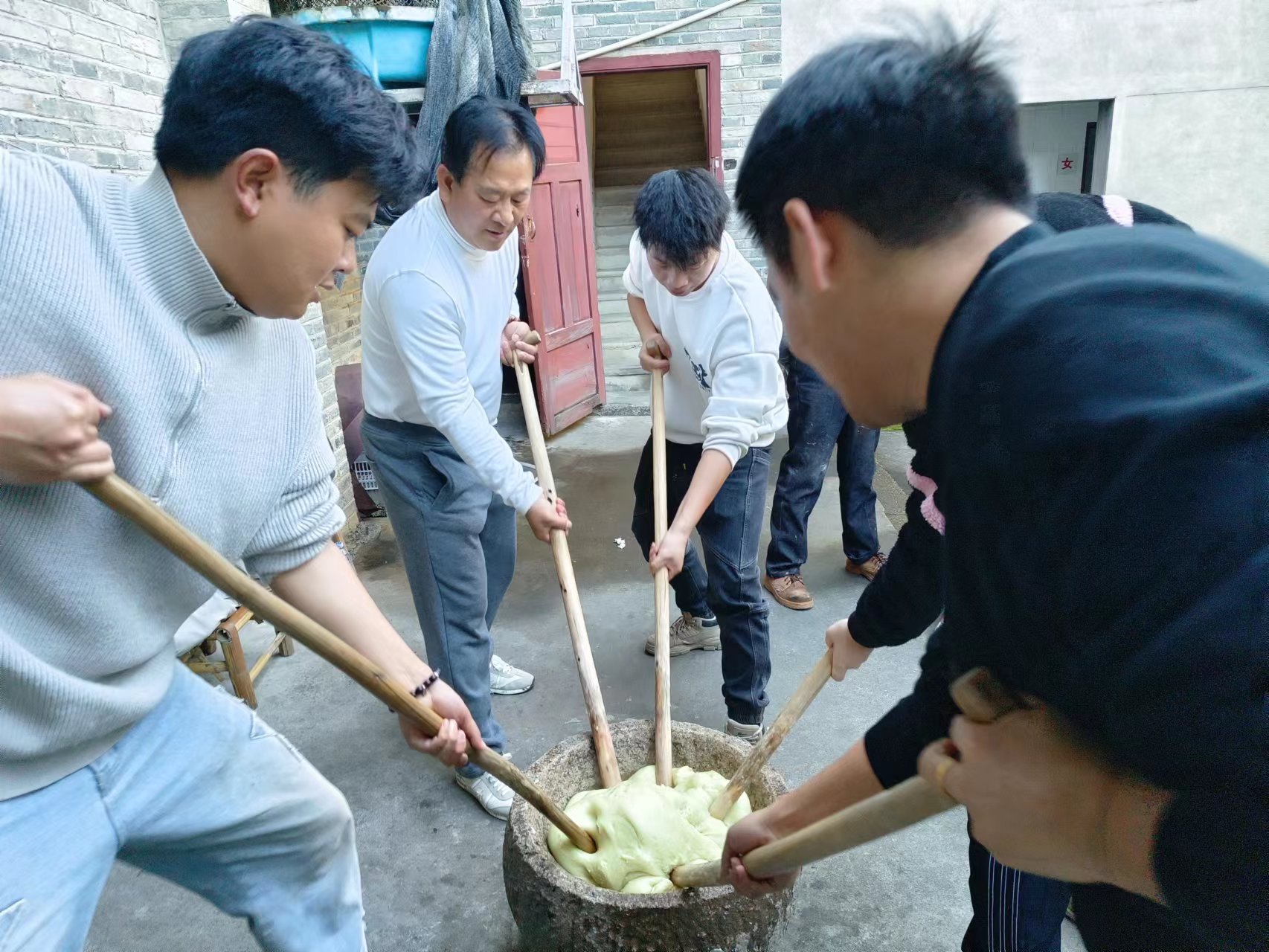 易順建工集團(tuán):體驗(yàn)黃粿制作,傳承傳統(tǒng)文化