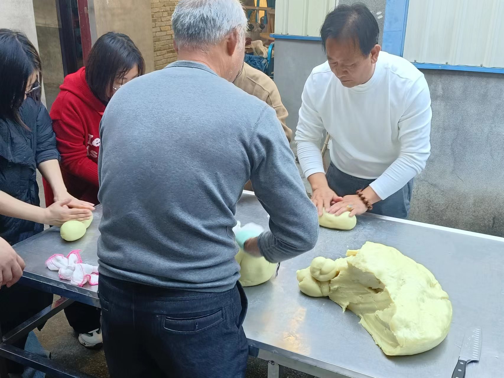 易順建工集團(tuán):體驗(yàn)黃粿制作,傳承傳統(tǒng)文化