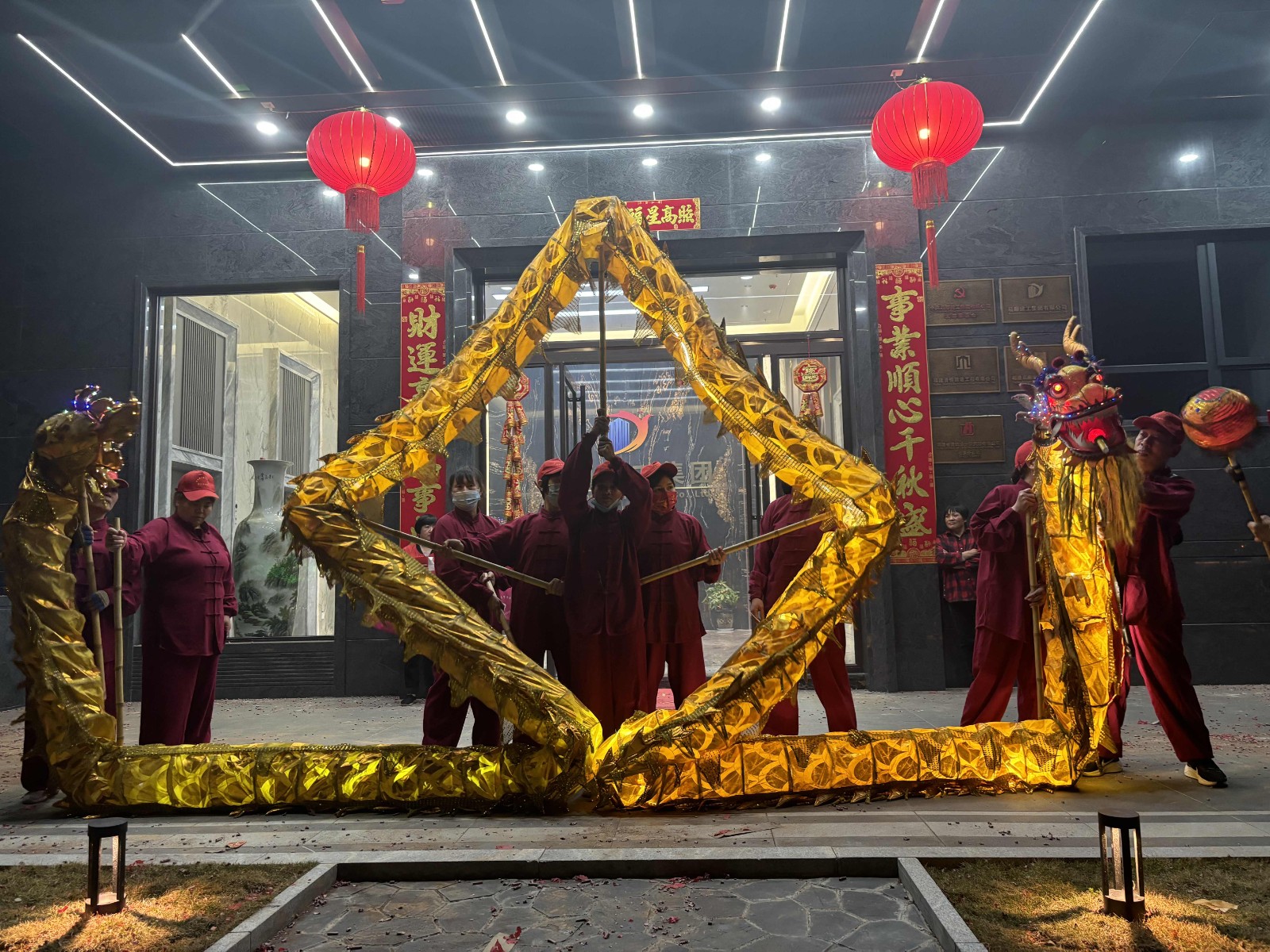 龍舞翩翩，瑞氣盈門！