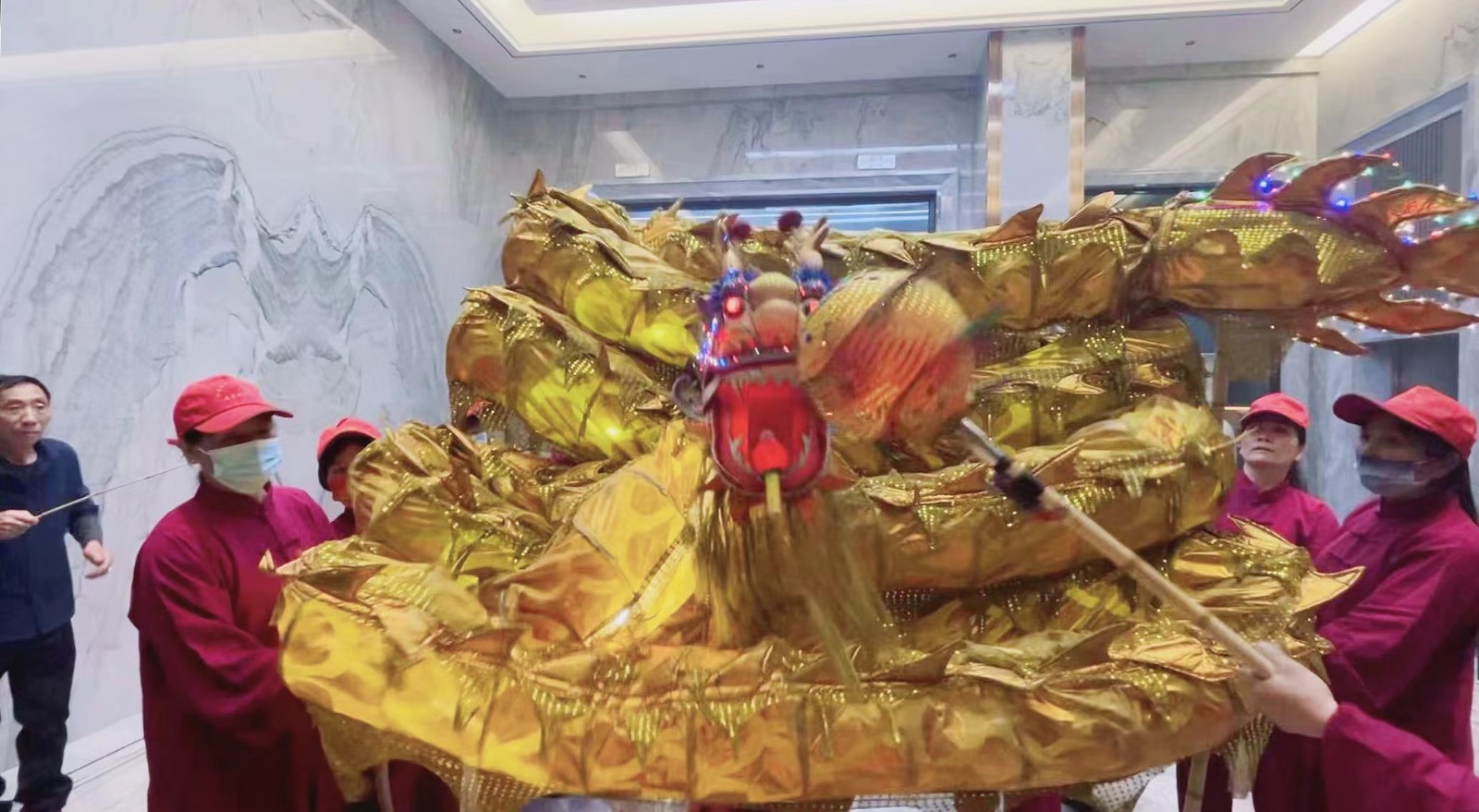 龍舞翩翩，瑞氣盈門！