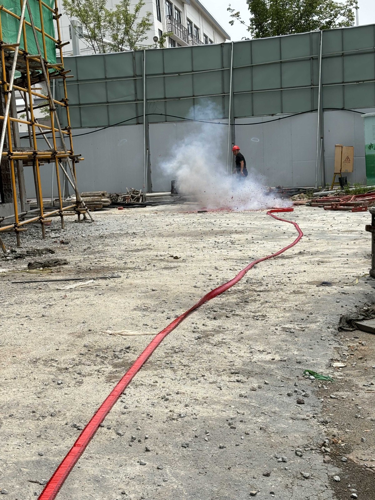 易順建工集團(tuán)有限公司承建的“松溪縣湛盧書苑商住小區(qū)”工程順利封頂!