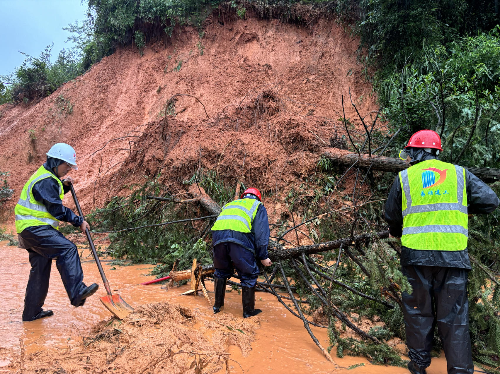 易順建工“汛”速出擊,響應(yīng)搶險(xiǎn)救災(zāi)