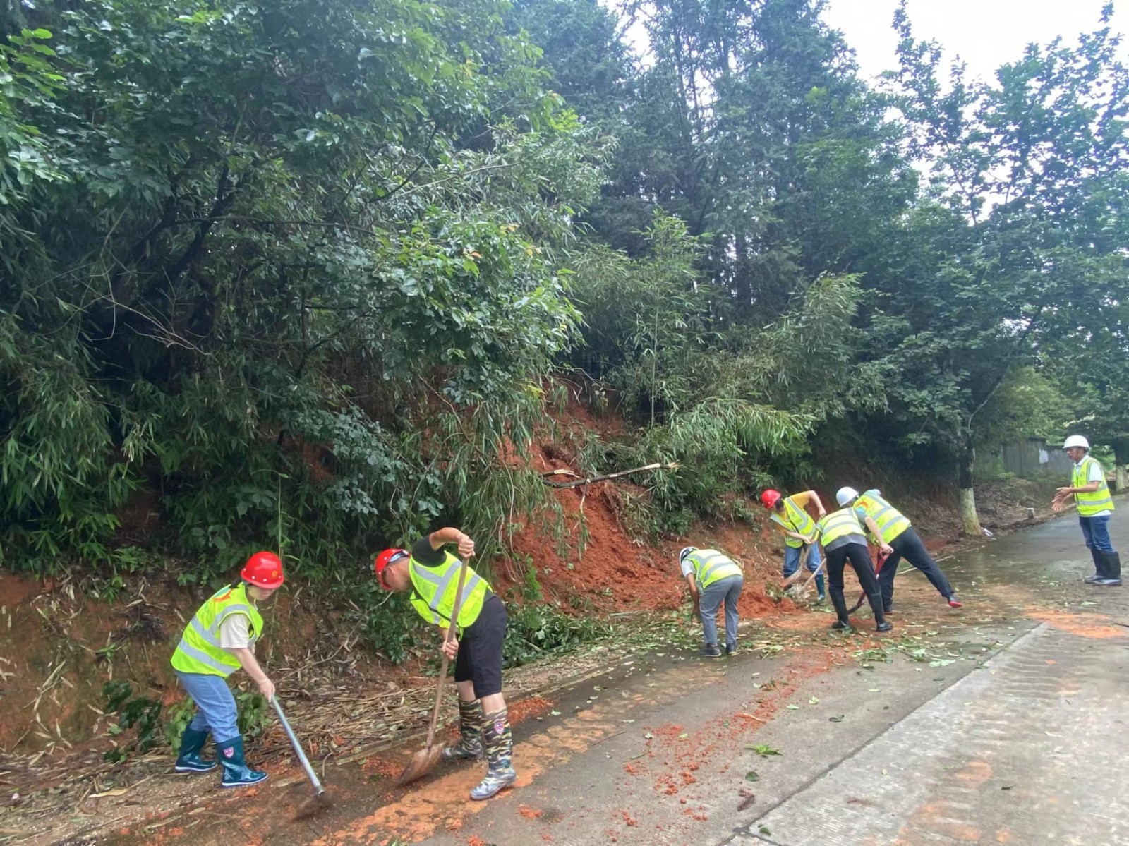 易順搶險(xiǎn)顯擔(dān)當(dāng),傳遞社會正能量