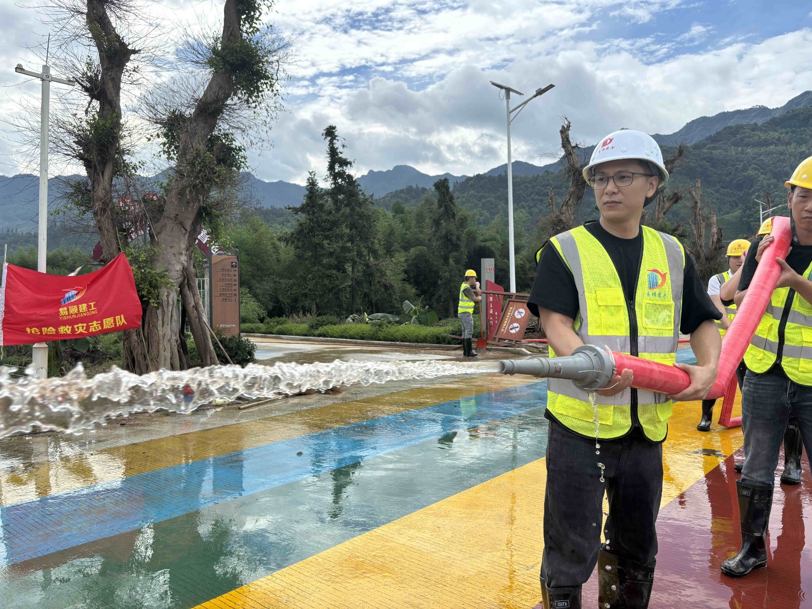 易順建工集團有限公司總經理李晉恒率領廣東子公司、廈門分公司負責人馳援梅口埠 助力災后淤泥垃圾清理工作