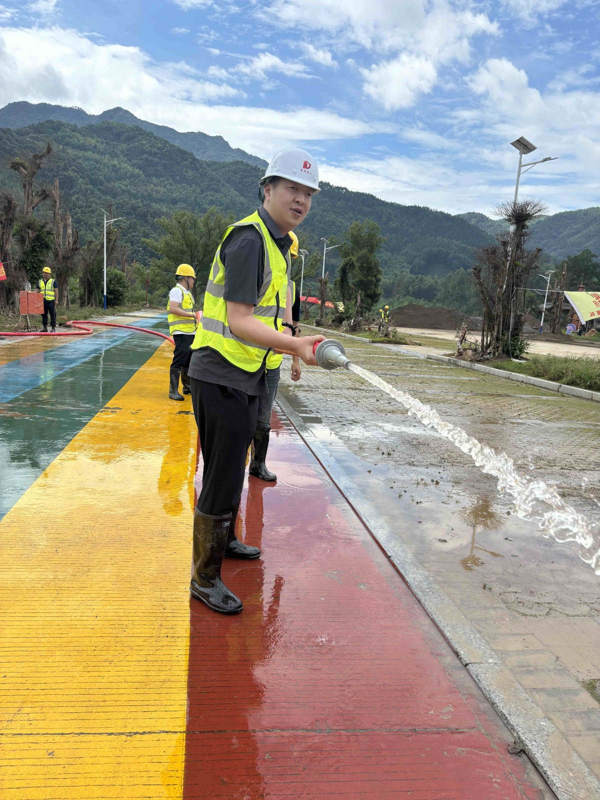 易順建工集團有限公司總經理李晉恒率領廣東子公司、廈門分公司負責人馳援梅口埠 助力災后淤泥垃圾清理工作