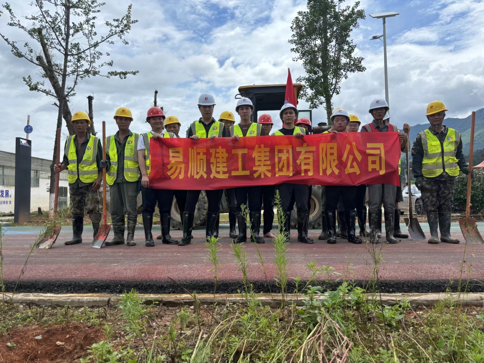 易順建工集團有限公司總經理李晉恒率領廣東子公司、廈門分公司負責人馳援梅口埠 助力災后淤泥垃圾清理工作