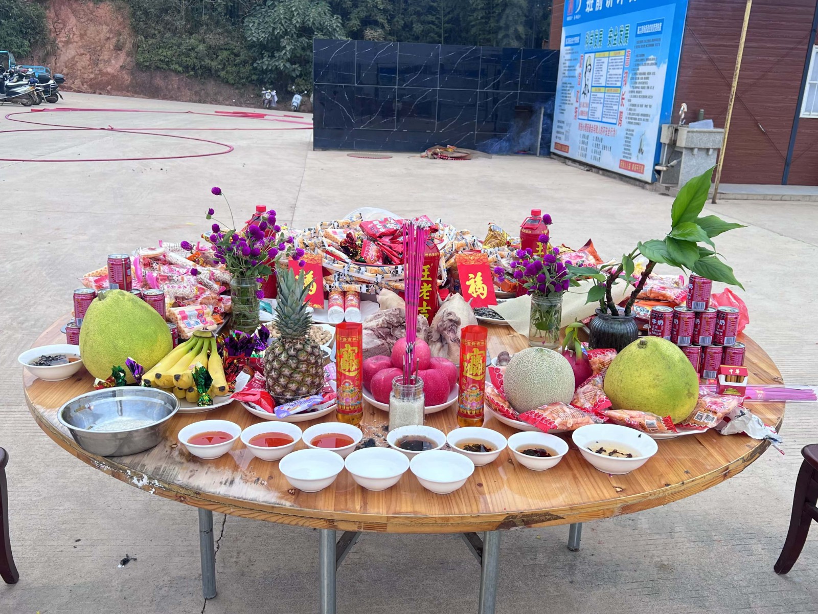 易順建工集團(tuán)有限公司承建的松溪縣三和循環(huán)經(jīng)濟(jì)產(chǎn)業(yè)園標(biāo)準(zhǔn)化廠房和基礎(chǔ)設(shè)施提升項(xiàng)目——標(biāo)準(zhǔn)化廠房建設(shè)項(xiàng)目封頂大吉!