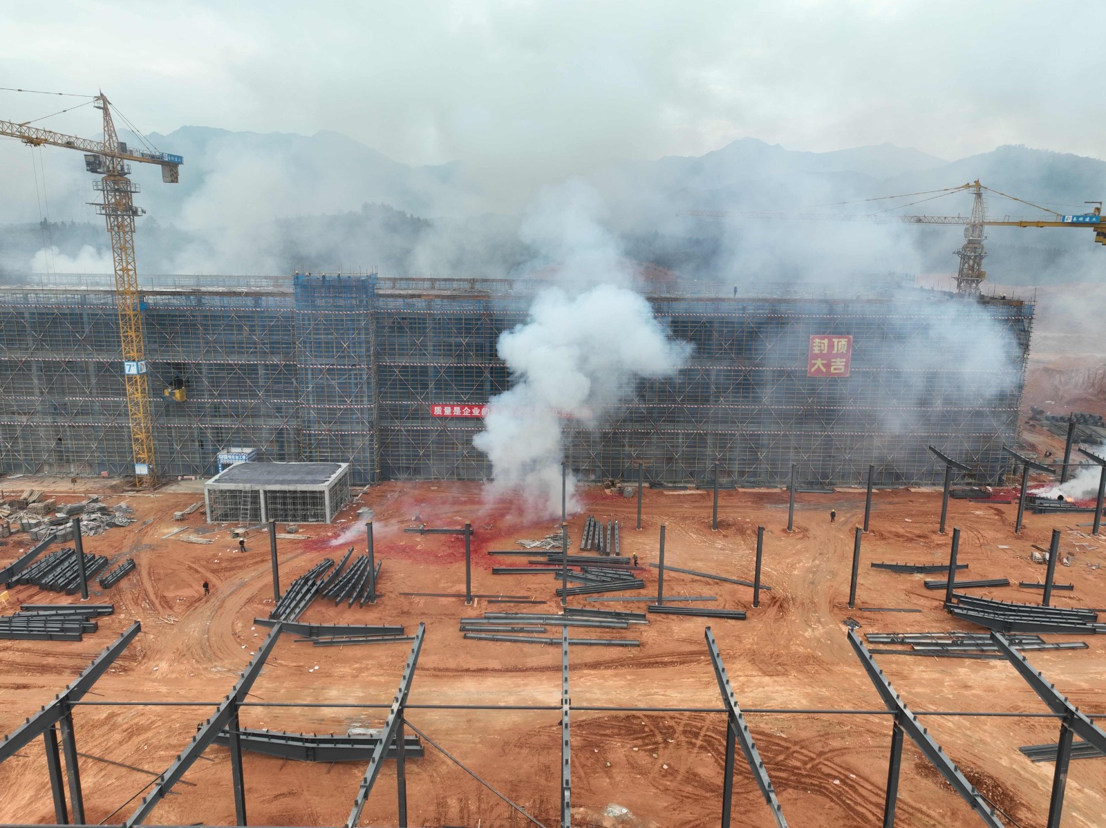 易順建工集團(tuán)有限公司承建的松溪縣三和循環(huán)經(jīng)濟(jì)產(chǎn)業(yè)園標(biāo)準(zhǔn)化廠房和基礎(chǔ)設(shè)施提升項(xiàng)目——標(biāo)準(zhǔn)化廠房建設(shè)項(xiàng)目封頂大吉!