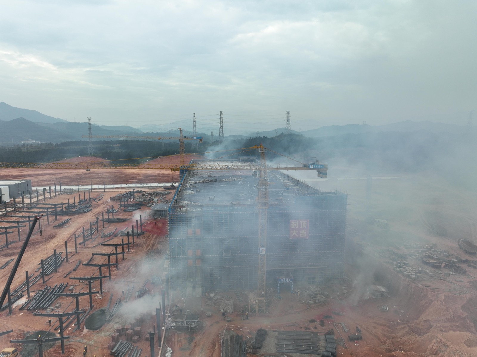 易順建工集團(tuán)有限公司承建的松溪縣三和循環(huán)經(jīng)濟(jì)產(chǎn)業(yè)園標(biāo)準(zhǔn)化廠房和基礎(chǔ)設(shè)施提升項(xiàng)目——標(biāo)準(zhǔn)化廠房建設(shè)項(xiàng)目封頂大吉!