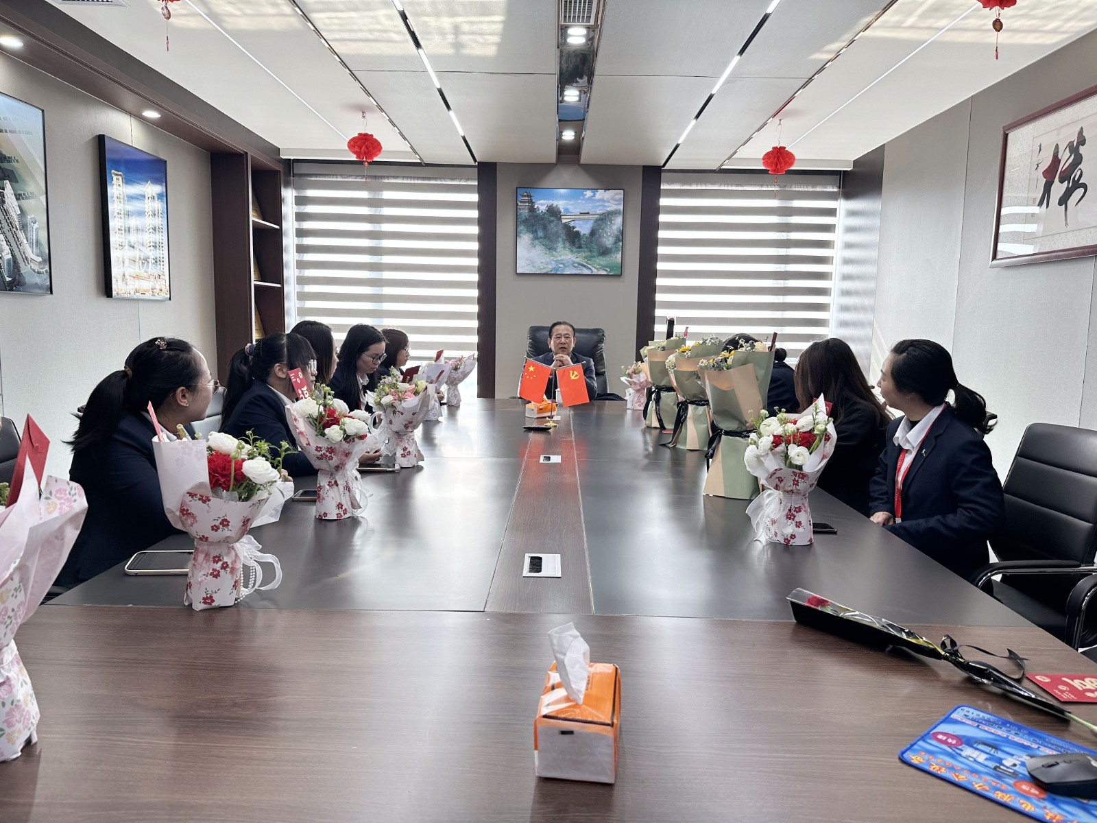 “同心協(xié)力 乘風(fēng)破浪 巾幗力量,再創(chuàng)輝煌”易順建工集團(tuán)舉行婦女節(jié)慶祝大會(huì)