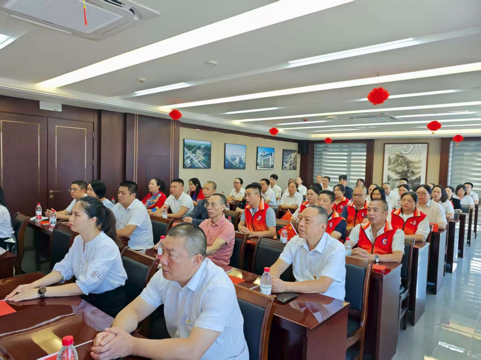 易順建工集團(tuán)有限公司聯(lián)合松溪縣委統(tǒng)戰(zhàn)部機(jī)關(guān)集中集中觀看紀(jì)念中國人民抗日戰(zhàn)爭(zhēng)暨世界反法西斯戰(zhàn)爭(zhēng)勝利80周年大會(huì)