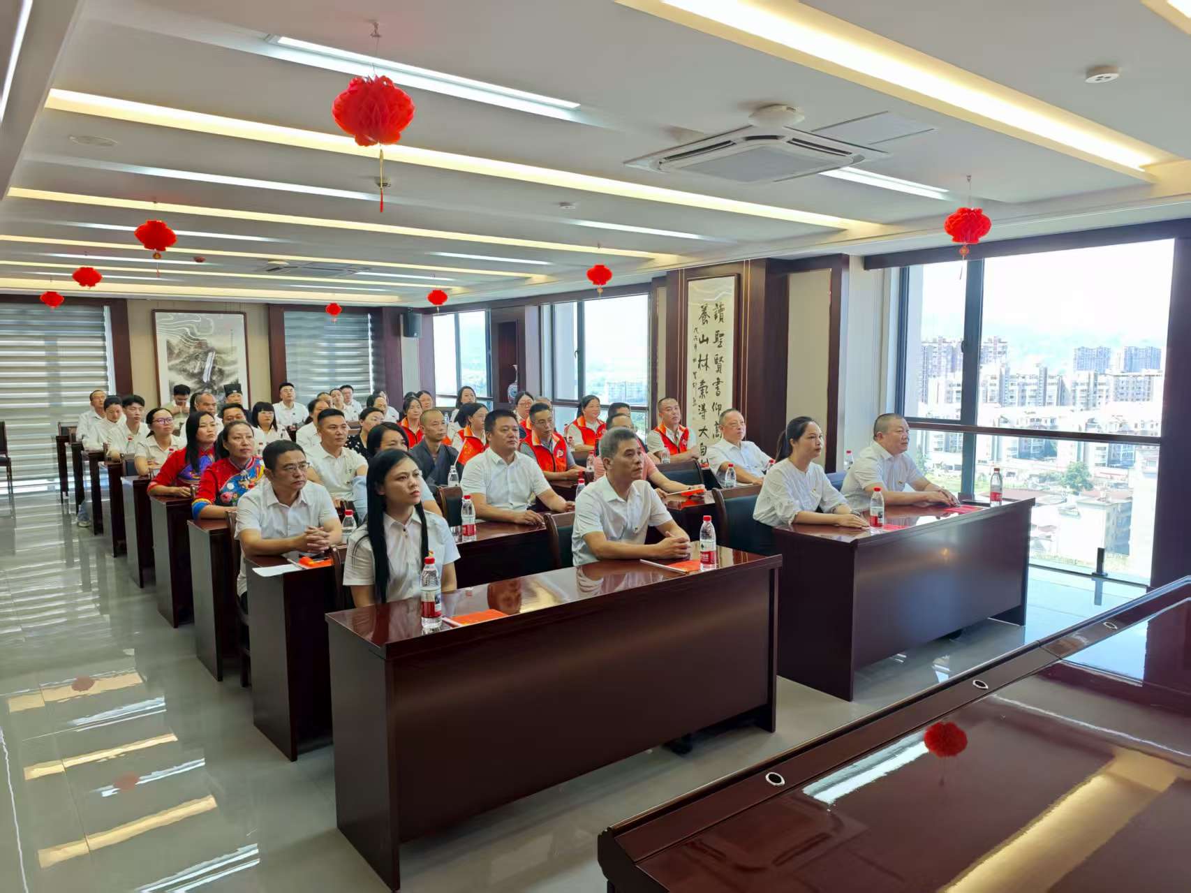 易順建工集團(tuán)有限公司聯(lián)合松溪縣委統(tǒng)戰(zhàn)部機(jī)關(guān)集中集中觀看紀(jì)念中國人民抗日戰(zhàn)爭(zhēng)暨世界反法西斯戰(zhàn)爭(zhēng)勝利80周年大會(huì)