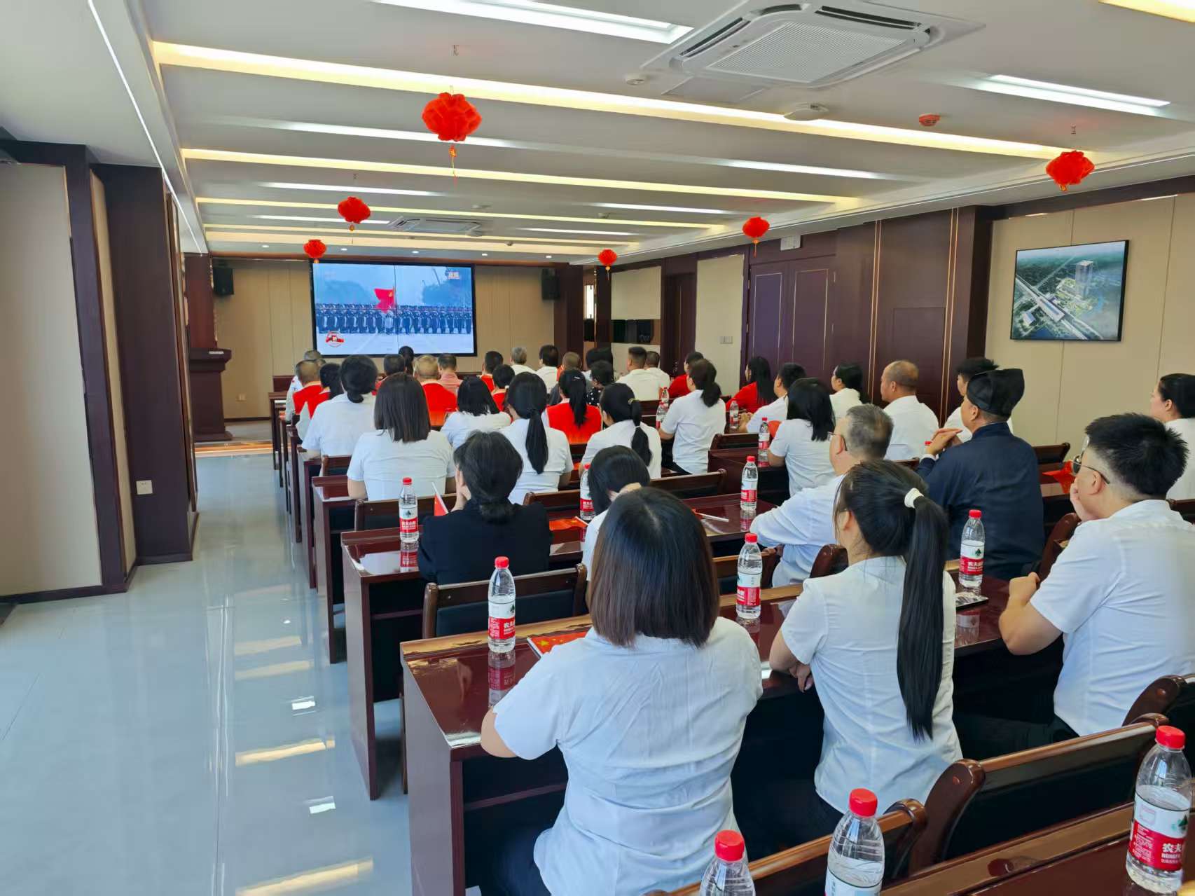 易順建工集團(tuán)有限公司聯(lián)合松溪縣委統(tǒng)戰(zhàn)部機(jī)關(guān)集中集中觀看紀(jì)念中國人民抗日戰(zhàn)爭(zhēng)暨世界反法西斯戰(zhàn)爭(zhēng)勝利80周年大會(huì)