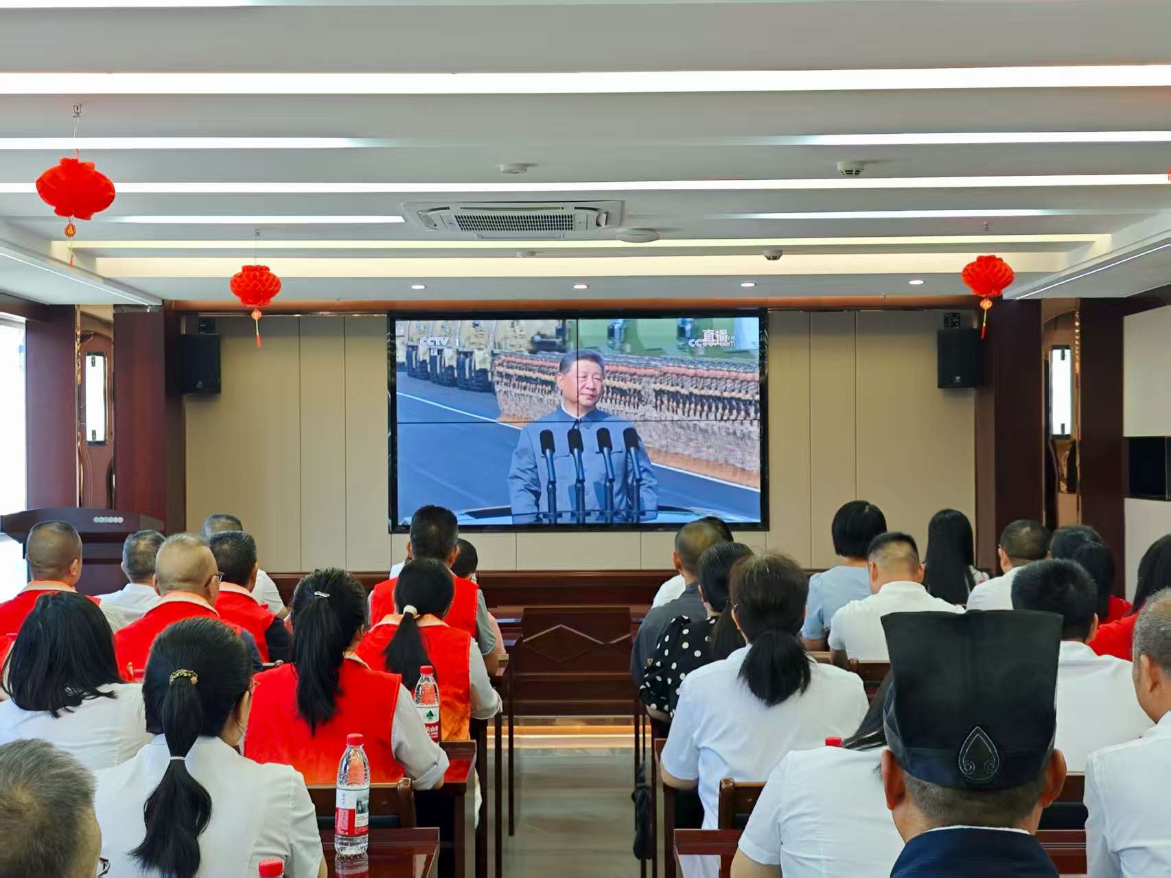 易順建工集團(tuán)有限公司聯(lián)合松溪縣委統(tǒng)戰(zhàn)部機(jī)關(guān)集中集中觀看紀(jì)念中國人民抗日戰(zhàn)爭(zhēng)暨世界反法西斯戰(zhàn)爭(zhēng)勝利80周年大會(huì)